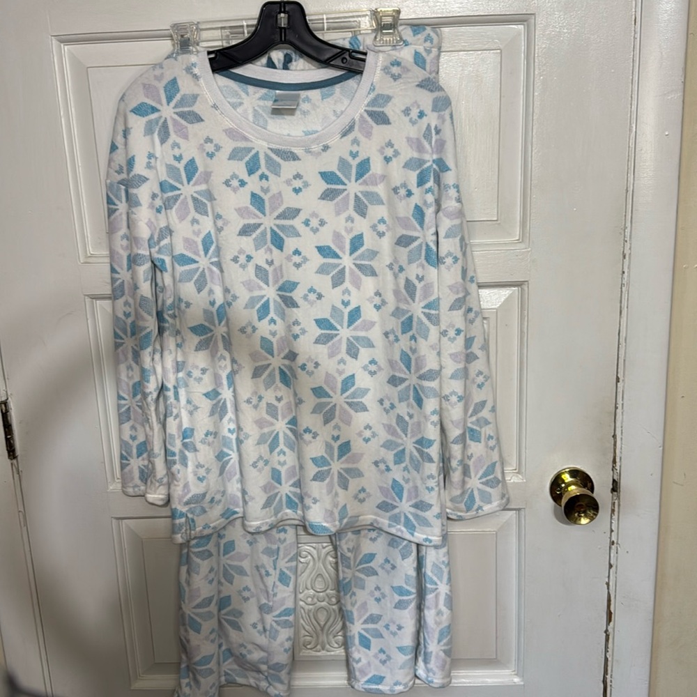 Fleece Sleep Zenista  Snowflake Pattern 2 Piece PJ’s/Lounge Wear Large